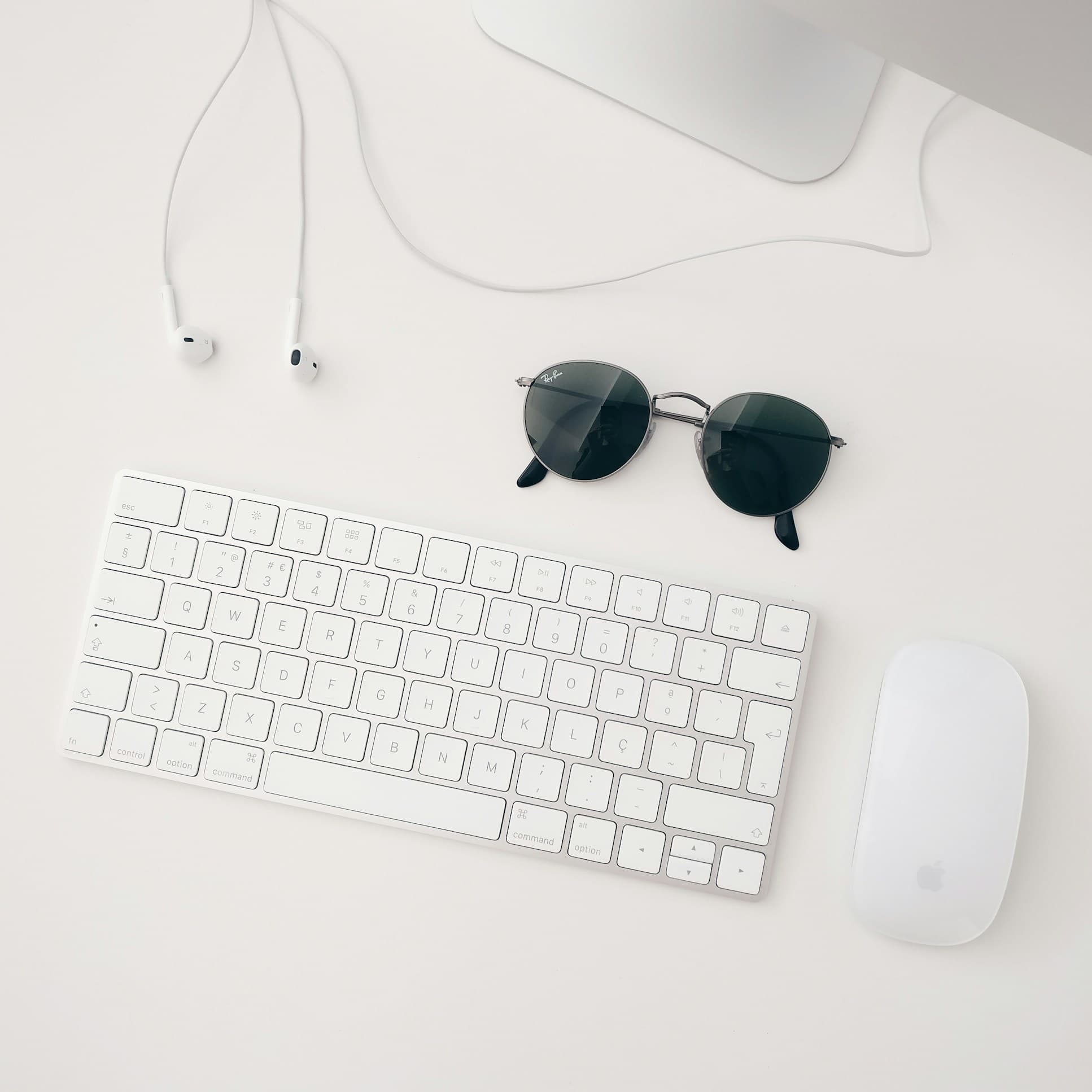 Aufgeräumter Arbeitsplatz mit Tastatur und Maus