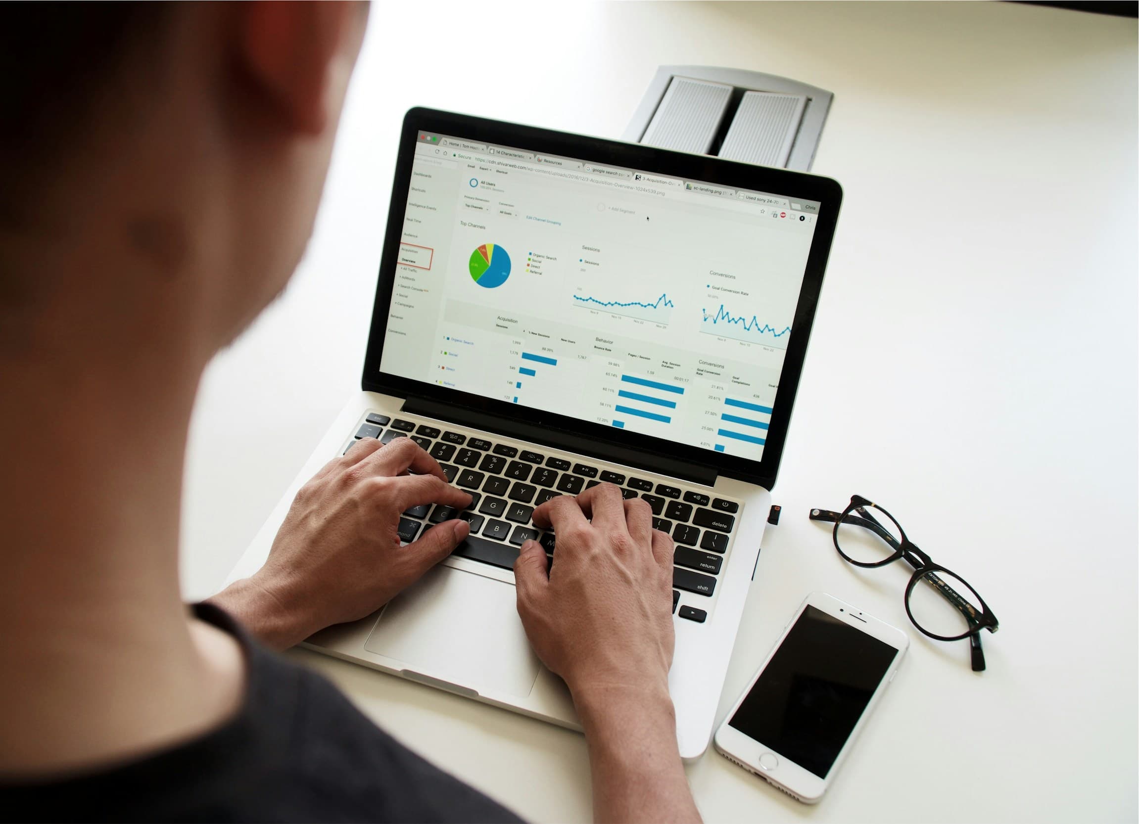 Digitale Arbeit am Laptop mit Auswertungen und Diagrammen